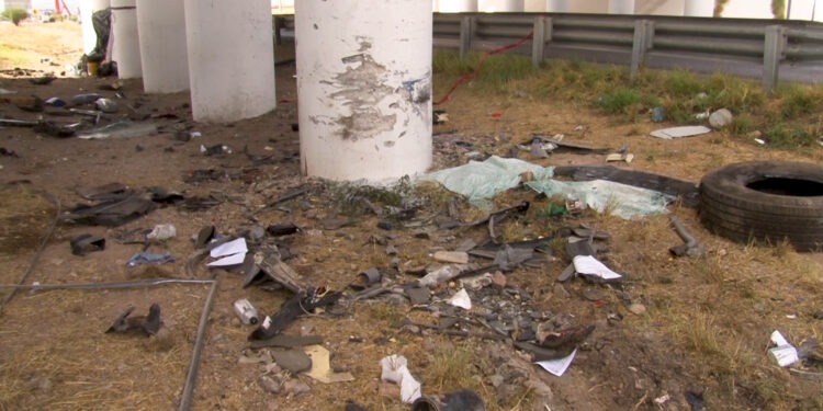 Quedan estragos tras choque de autobús contra columna en la carretera Delicias–Chihuahua