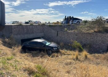 Conductora cae en arroyo en la colonia Quintas Sebastián