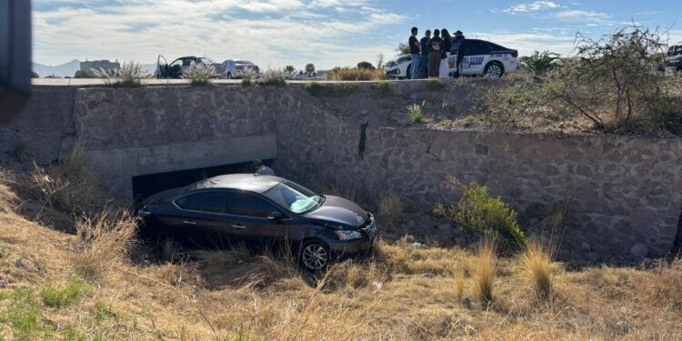 Conductora cae en arroyo en la colonia Quintas Sebastián