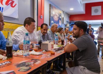 Convive César Jáuregui con comerciantes del Centro
