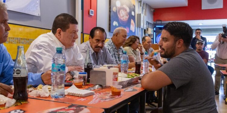 Convive César Jáuregui con comerciantes del Centro