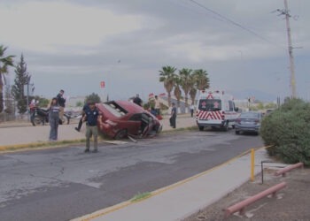 Volcadura en Delicias deja a conductora lesionada en el distribuidor Las Vírgenes