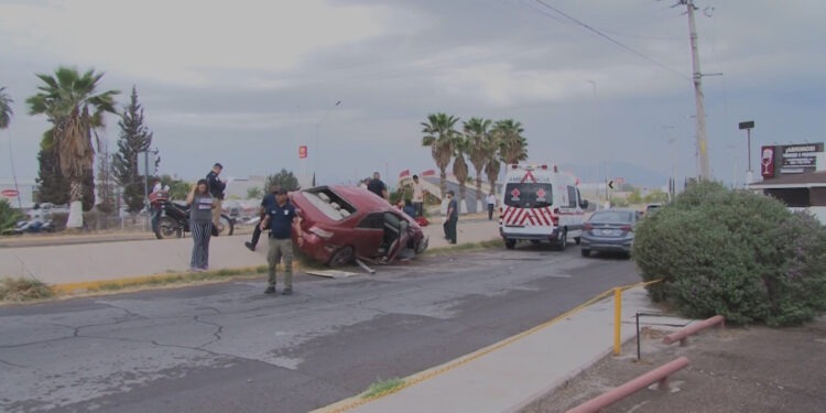 Volcadura en Delicias deja a conductora lesionada en el distribuidor Las Vírgenes