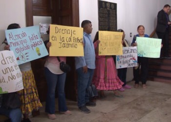 Vecinos de la colonia Rubén Jaramillo exigen servicios básicos en la Presidencia Municipal