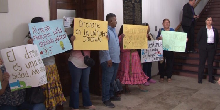 Vecinos de la colonia Rubén Jaramillo exigen servicios básicos en la Presidencia Municipal