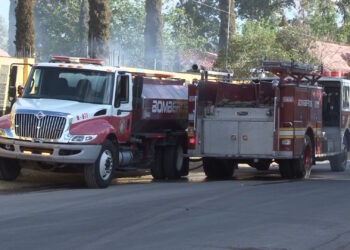 Incendio consume tráiler en depósito de vehículos en la colonia Los Nogales