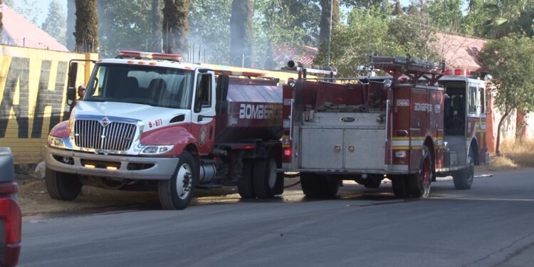 Incendio consume tráiler en depósito de vehículos en la colonia Los Nogales