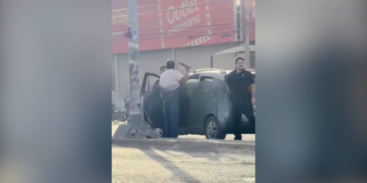 Video muestra pelea entre conductores tras altercado vial