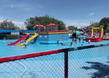Familias abarrotan balnearios por periodo vacacional