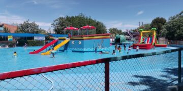 Familias abarrotan balnearios por periodo vacacional