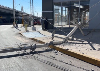 Detienen a conductora tras derribar poste de CFE en la ciudad