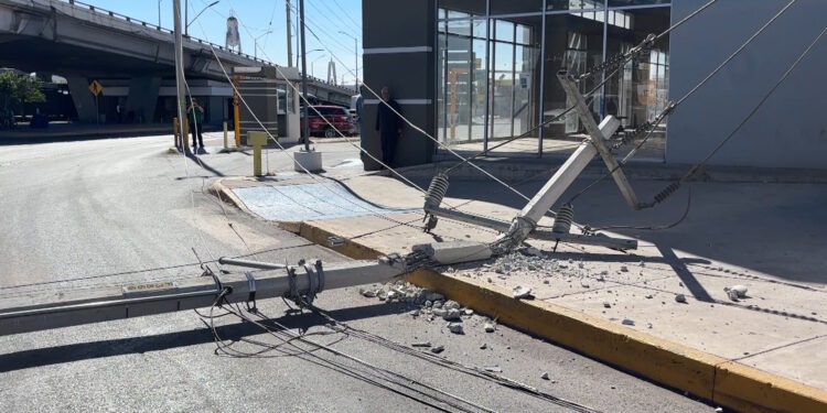Detienen a conductora tras derribar poste de CFE en la ciudad