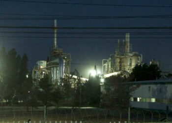 Humo de maderería y aserrín se filtran a viviendas