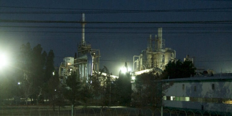 Humo de maderería y aserrín se filtran a viviendas