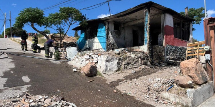 Incendio consume “picadero” en el Cerro de la Cruz; vecinos denuncian que es la décima vez