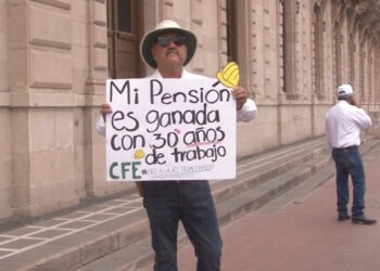 Jubilados de la CFE protestan en Chihuahua por reforma al artículo 127