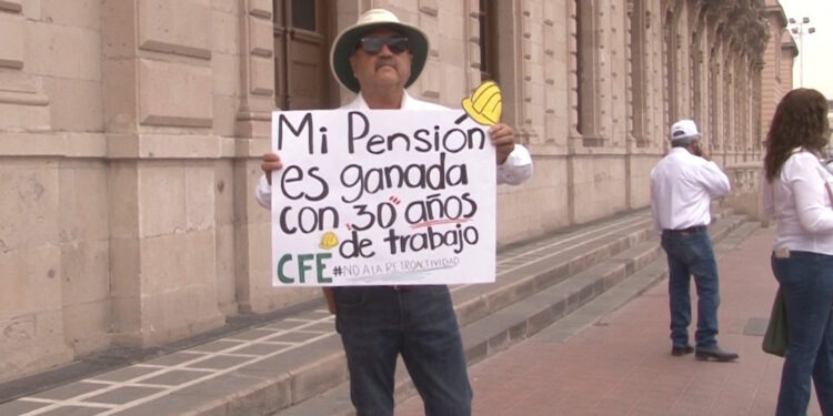Jubilados de la CFE protestan en Chihuahua por reforma al artículo 127