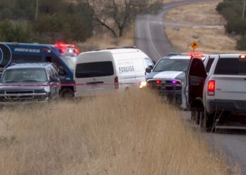 Ej3cut4n a hombre dentro de camioneta en Cuauhtémoc