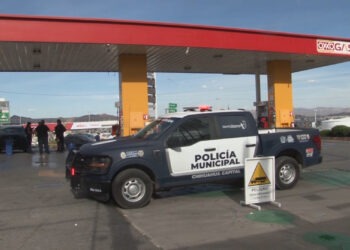 Ataque armado en estación de gasolina genera pánico y choque en el Periférico de la Juventud