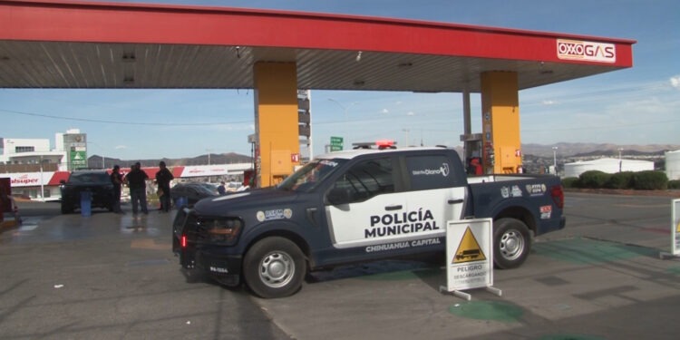 Ataque armado en estación de gasolina genera pánico y choque en el Periférico de la Juventud