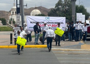 Jubilados de CFE protestan contra recorte a pensiones por Reforma al 127