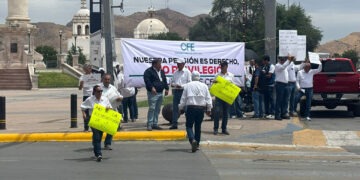 Jubilados de CFE protestan contra recorte a pensiones por Reforma al 127