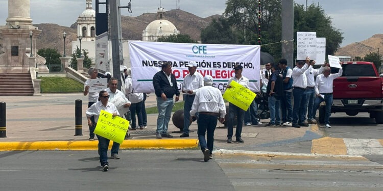 Jubilados de CFE protestan contra recorte a pensiones por Reforma al 127