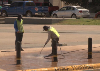 Inician limpieza de pintas tras marcha del 8 de marzo en Plaza Mayor