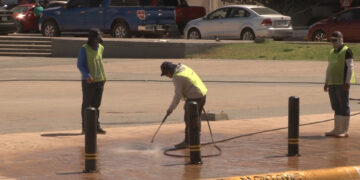 Inician limpieza de pintas tras marcha del 8 de marzo en Plaza Mayor