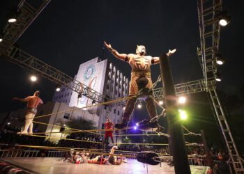 Luchadores de la AAA toman la Plaza de Armas
