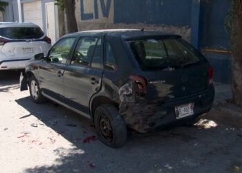 Conductor presuntamente alcoholizado choca cinco vehículos y una vivienda en la colonia Magisterial Universidad