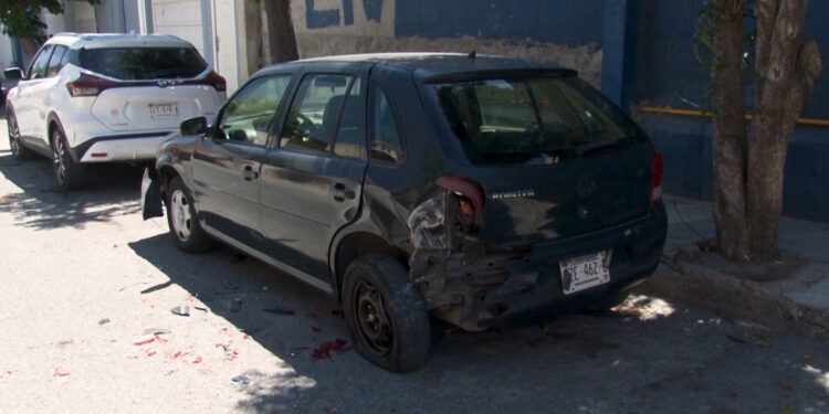 Conductor presuntamente alcoholizado choca cinco vehículos y una vivienda en la colonia Magisterial Universidad