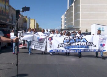 Padres de familia marchan en Chihuahua contra presuntos abusos en procesos legales