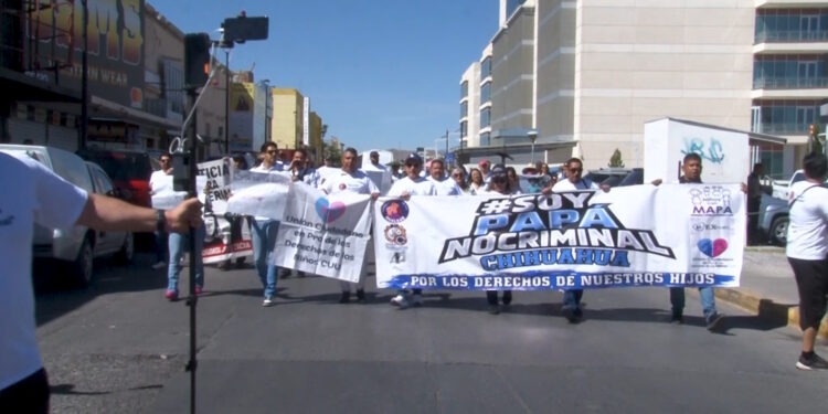 Padres de familia marchan en Chihuahua contra presuntos abusos en procesos legales