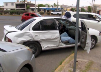 Choque en Ortiz Mena deja dos adultos mayores lesionados
