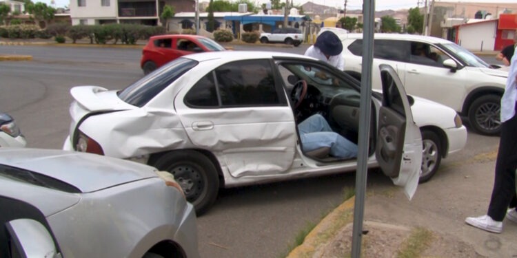 Choque en Ortiz Mena deja dos adultos mayores lesionados