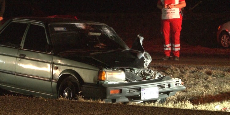 Choque con volcadura en carretera 45 deja adultos lesionados en Delicias