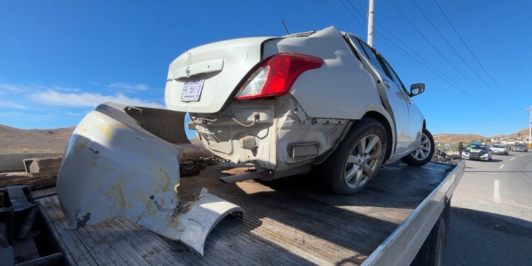 Choque contra poste deja dos lesionados leves en el Periférico R. Almada