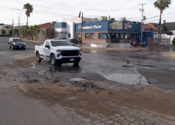 Mega fuga en la colonia Campestre desprendió el pavimento