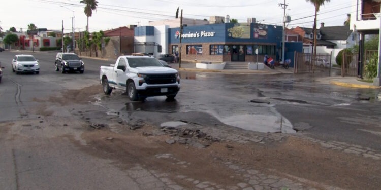 Mega fuga en la colonia Campestre desprendió el pavimento