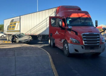 Mujer intenta ganarle el paso a tráiler y termina con su auto prensado en el Trébol de la Homero