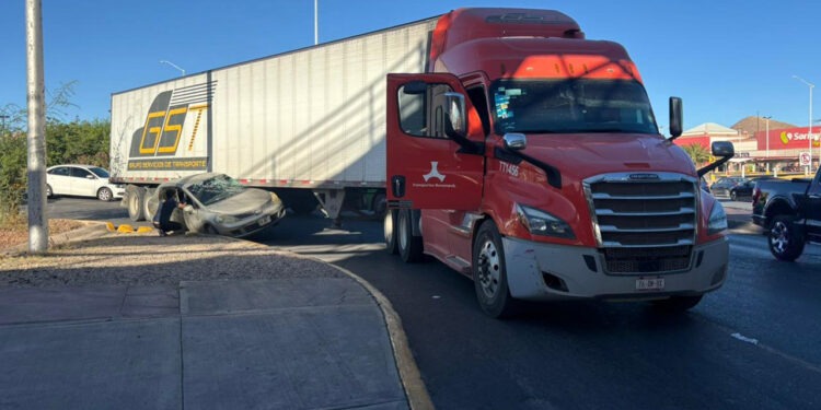 Mujer intenta ganarle el paso a tráiler y termina con su auto prensado en el Trébol de la Homero