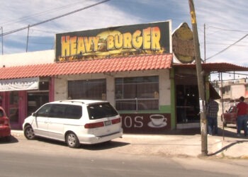 Murió por infarto en restaurante de hamburguesas