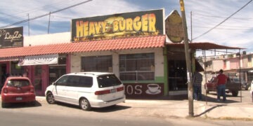 Murió por infarto en restaurante de hamburguesas