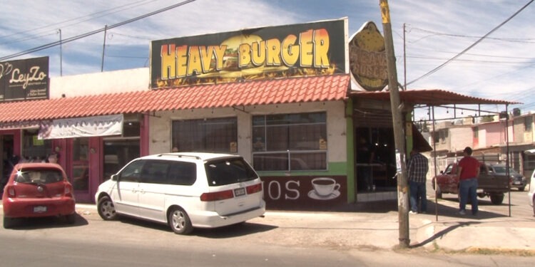 Murió por infarto en restaurante de hamburguesas