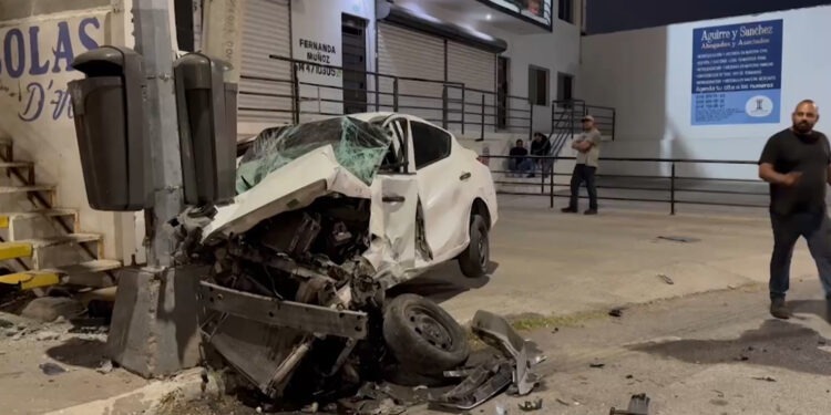 Conductor choca tras esquivar a un perro en la colonia Díaz Ordaz