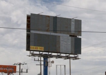 Retiran espectaculares de César Jáuregui tras su renuncia como fiscal