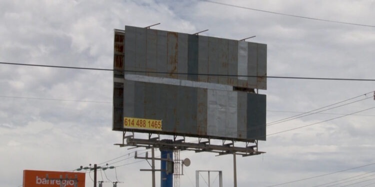 Retiran espectaculares de César Jáuregui tras su renuncia como fiscal