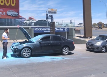 Por falla mecánica, fuego consumió Audi afuera de agencia