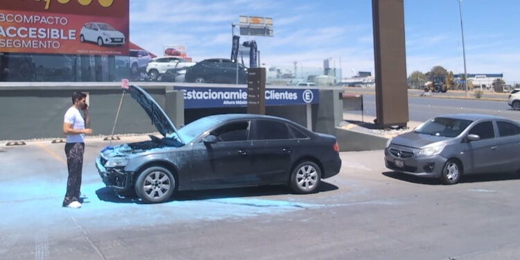 Por falla mecánica, fuego consumió Audi afuera de agencia